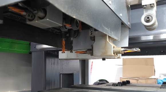 6-pusių CNC gręžimo centras Hold HB61J